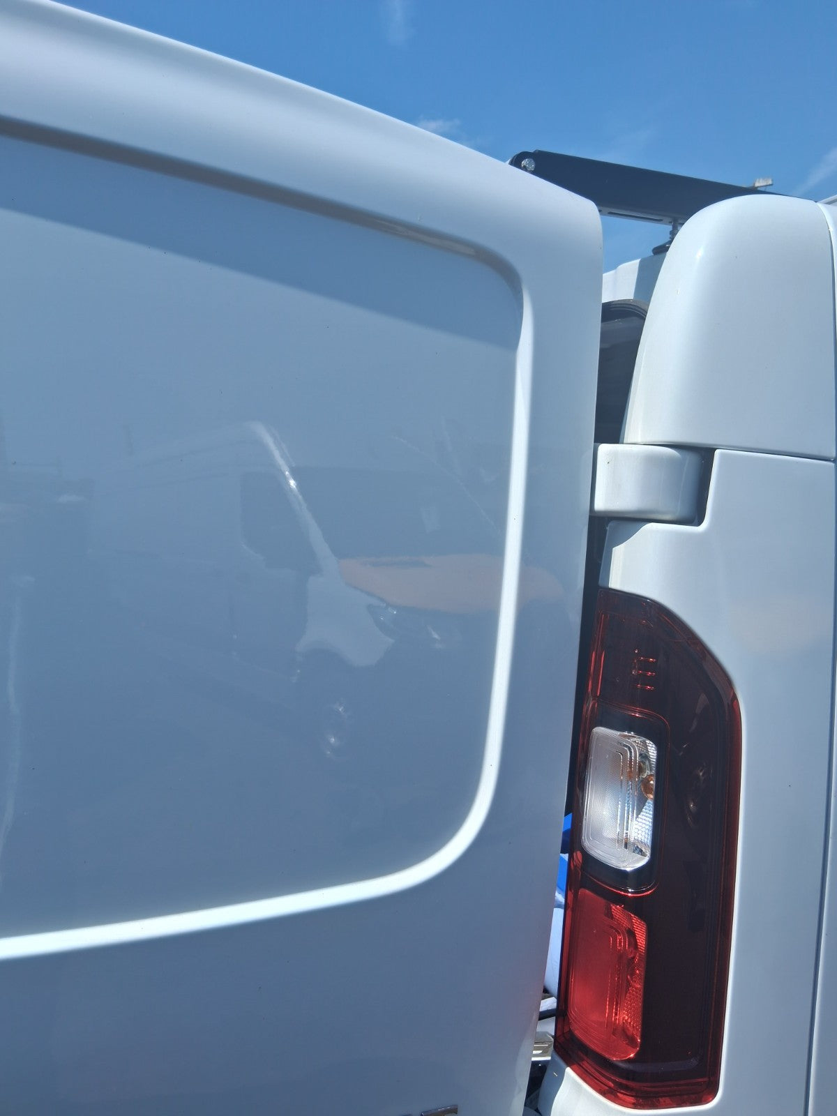 2025 RENAULT TRAFIC X82 MK3 OSR DRIVER SIDE REAR RIGHT COMPLETE DOOR WHITE