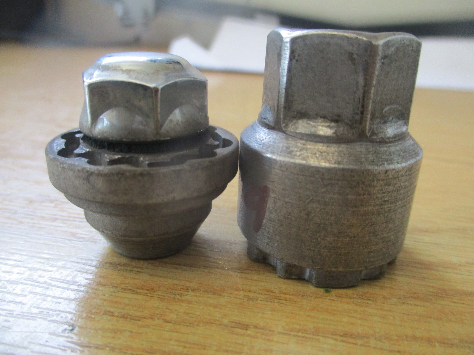 2019 HYUNDAI I20 MK2 WHEEL LOCKING NUT & KEY