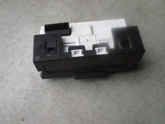 2009 RENAULT MEGANE MK2 1.9 DIESEL CENTRAL DIGITAL DISPLAY SCREEN 8200350498