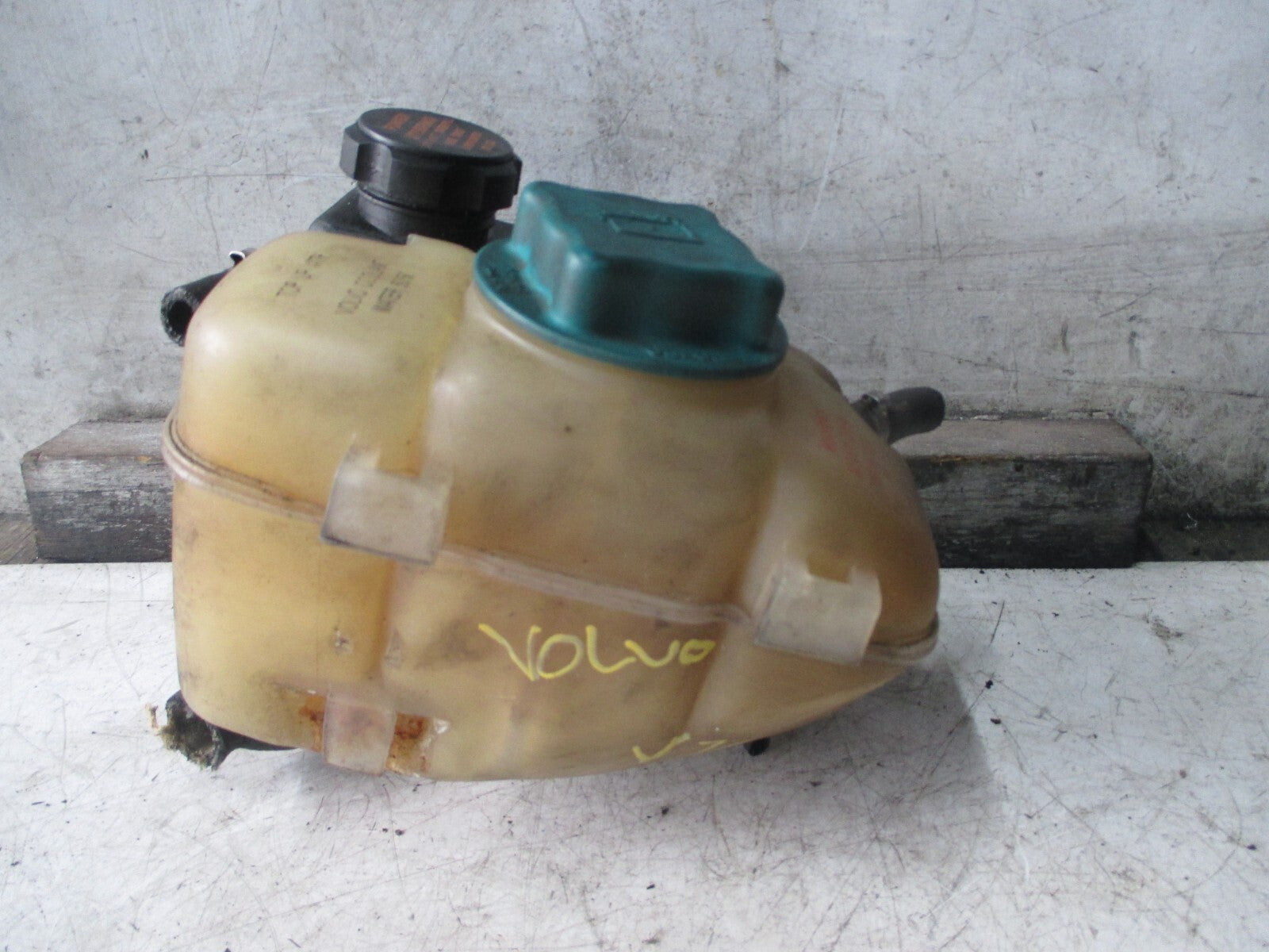 VOLVO V70 S60 2000 COOLANT RESERVOIR EXPANSION TANK BOTTLE 8683455