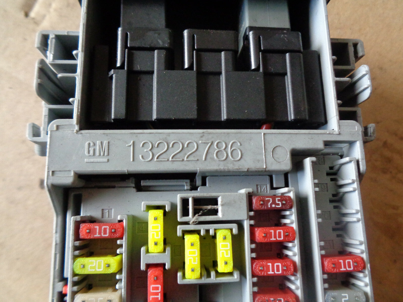 VAUXHALL INSIGNIA MK1 2.0 CDTI 2012 FUSE RELAY BOX FUSEBOX ASSEMBLY 13222786
