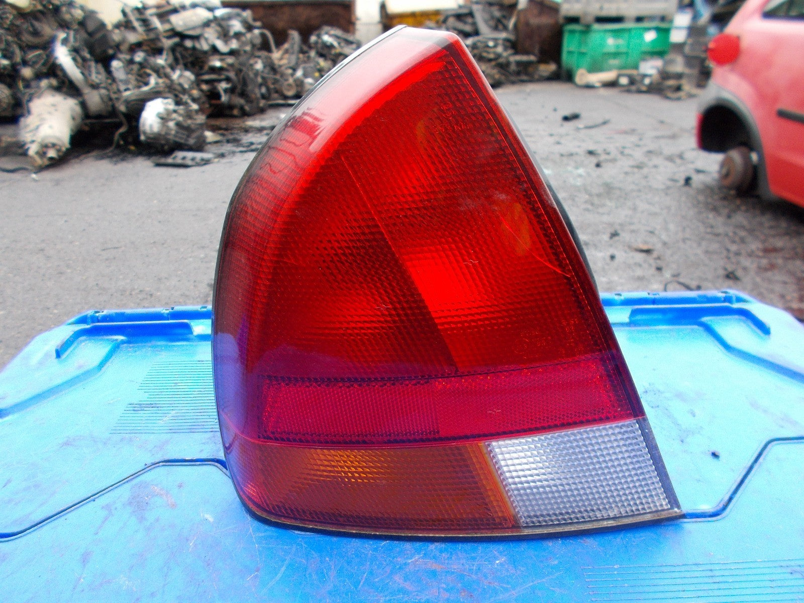 2000 MITSUBISHI CARISMA NSR PASSENGER SIDE REAR LIGHT TAILLIGHT MB944543