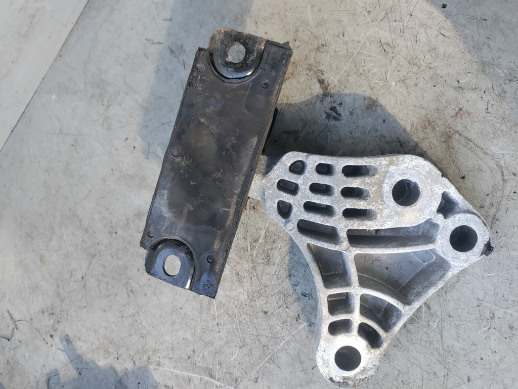 VAUXHALL CORSA E 2018 1.4 PETROL FRONT UPPER ENGINE MOUNT 13427221