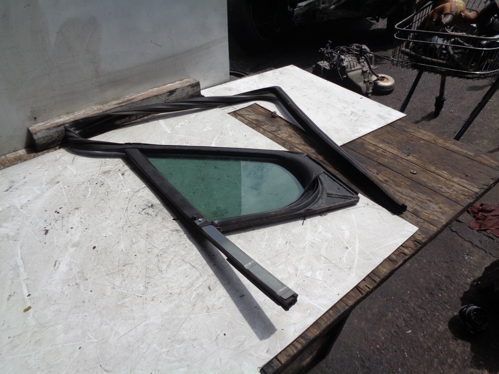 PEUGEOT 308 2009 1.6 HDI PASSENGER NEAR SIDE FRONT QUARTER GLASS