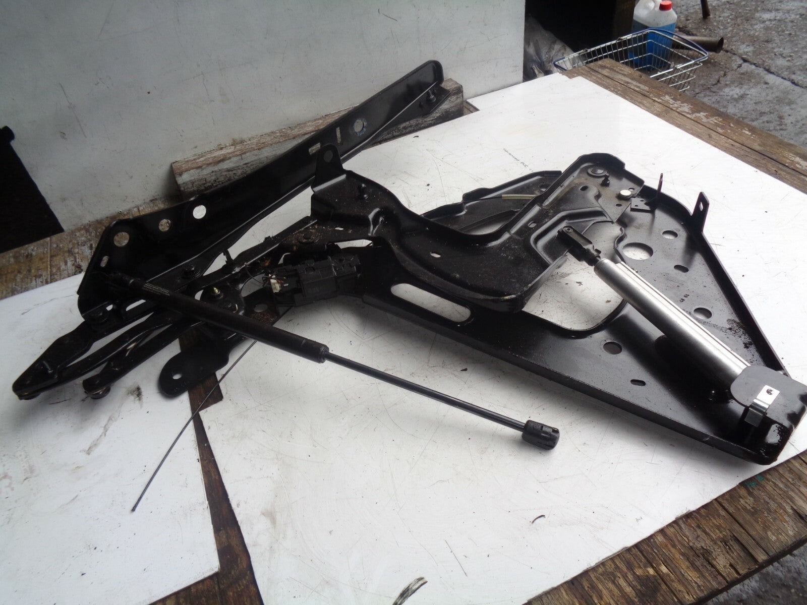 RENAULT MEGANE MK2 CC OFF DRIVER SIDE REAR ROOF HINGE e84827756