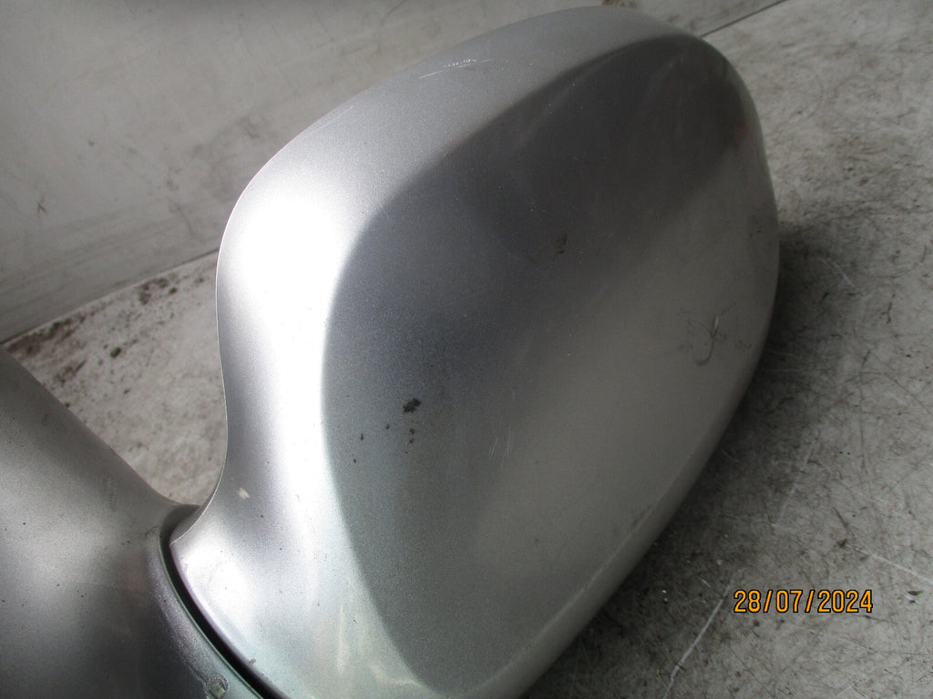 2006 KIA SEDONA  NSF PASSENGER SIDE WING MIRROR SILVER