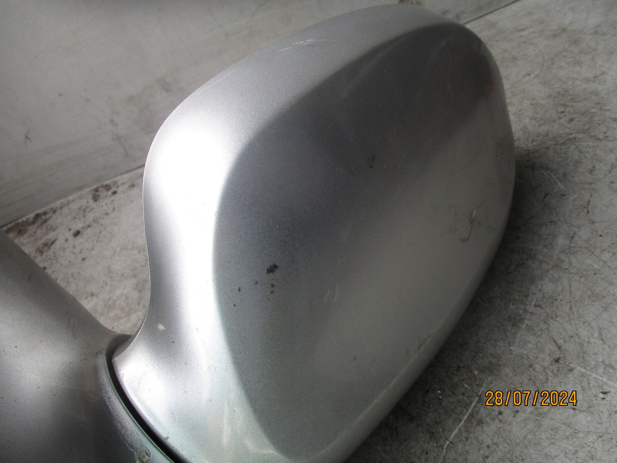 2006 KIA SEDONA  NSF PASSENGER SIDE WING MIRROR SILVER