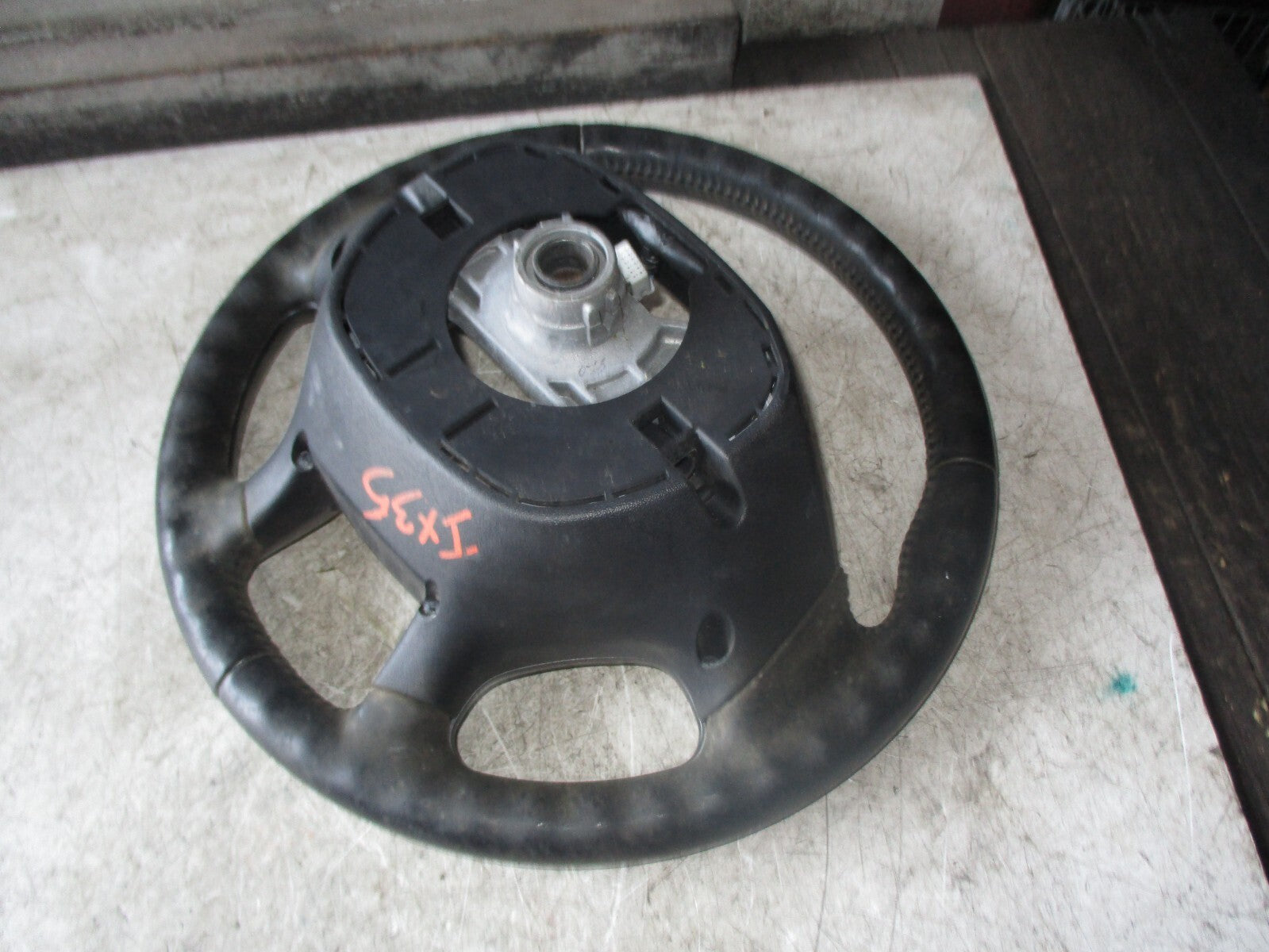 HYUNDAI IX35 2015 MULTIFUNCTION LEATHER STEERING WHEEL ONLY