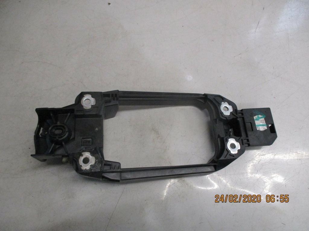 AUDI A1 MK1 8X 2017 GEAR STICK MOUNTING SUPPORT PLATE SURROUND BRACKET 8X0863531
