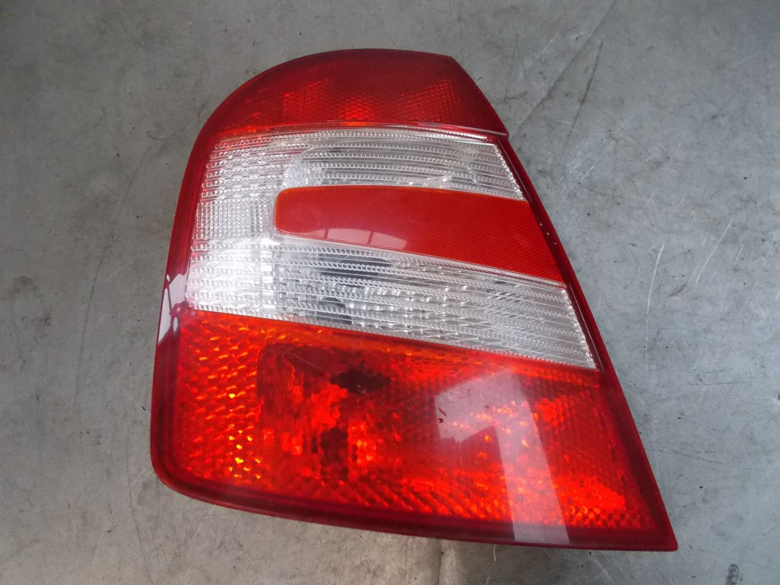 2005 SKODA FABIA NSR PASSENGER SIDE REAR TAIL LIGHT REAR LIGHT 6Y6945111C