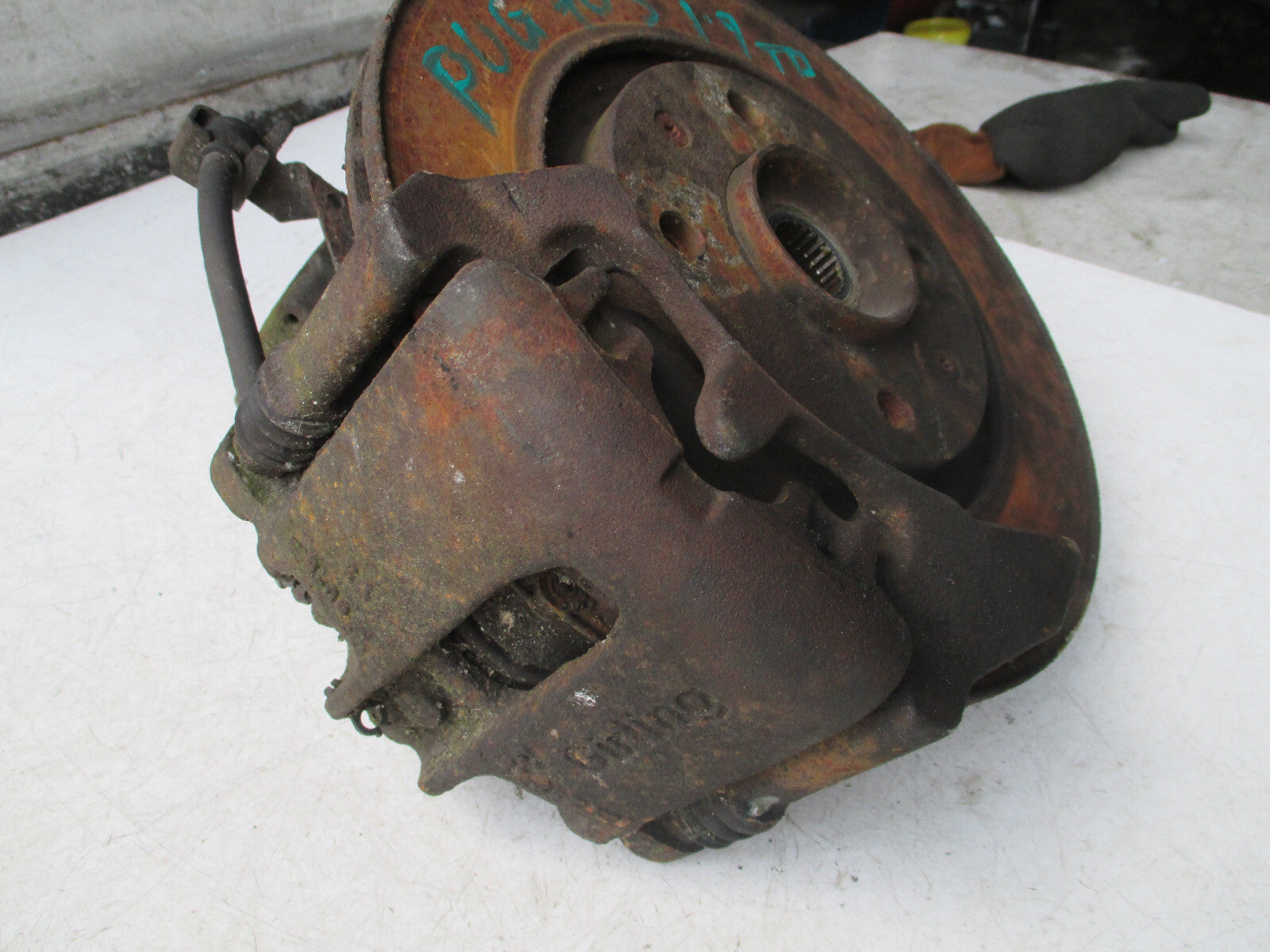 PEUGEOT 405 1997 1.9 TDI NSF PASSENGER FRONT BRAKE CALIPER HUB SHOCK SPRING