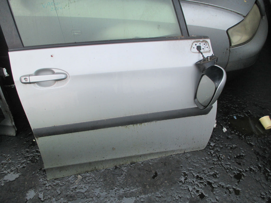 TOYOTA VERSO S 2016 OSF DRIVER SIDE FRONT COMPLETE DOOR SILVER