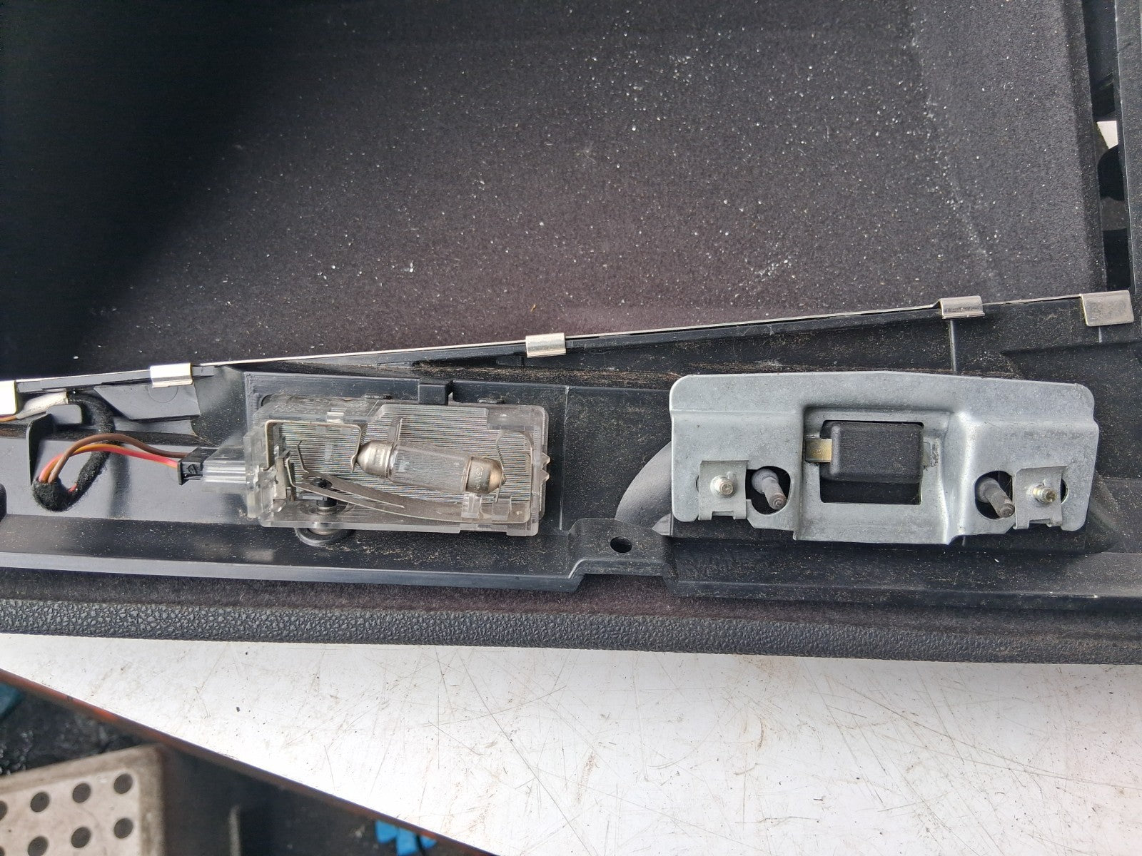 2004 BMW X3 E83 NS PASSENGER STORAGE COMPARTMENT GLOVEBOX