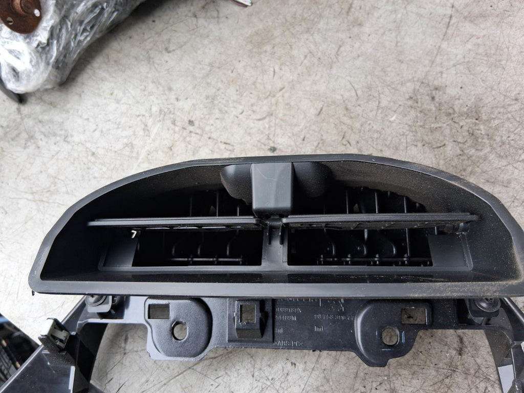 2012 PEUGEOT 208 FRONT DASHBOARD CENTRE AIR VENT 9875839677