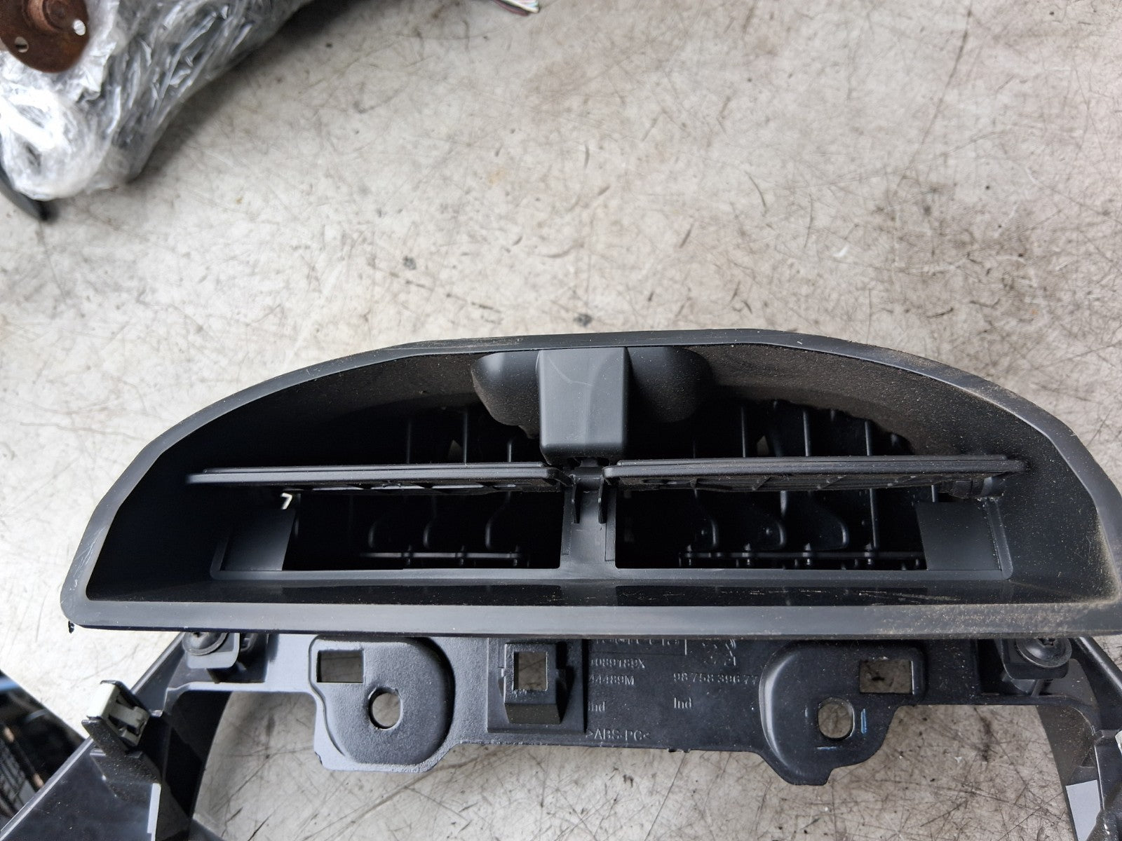 2012 PEUGEOT 208 FRONT DASHBOARD CENTRE AIR VENT 9875839677