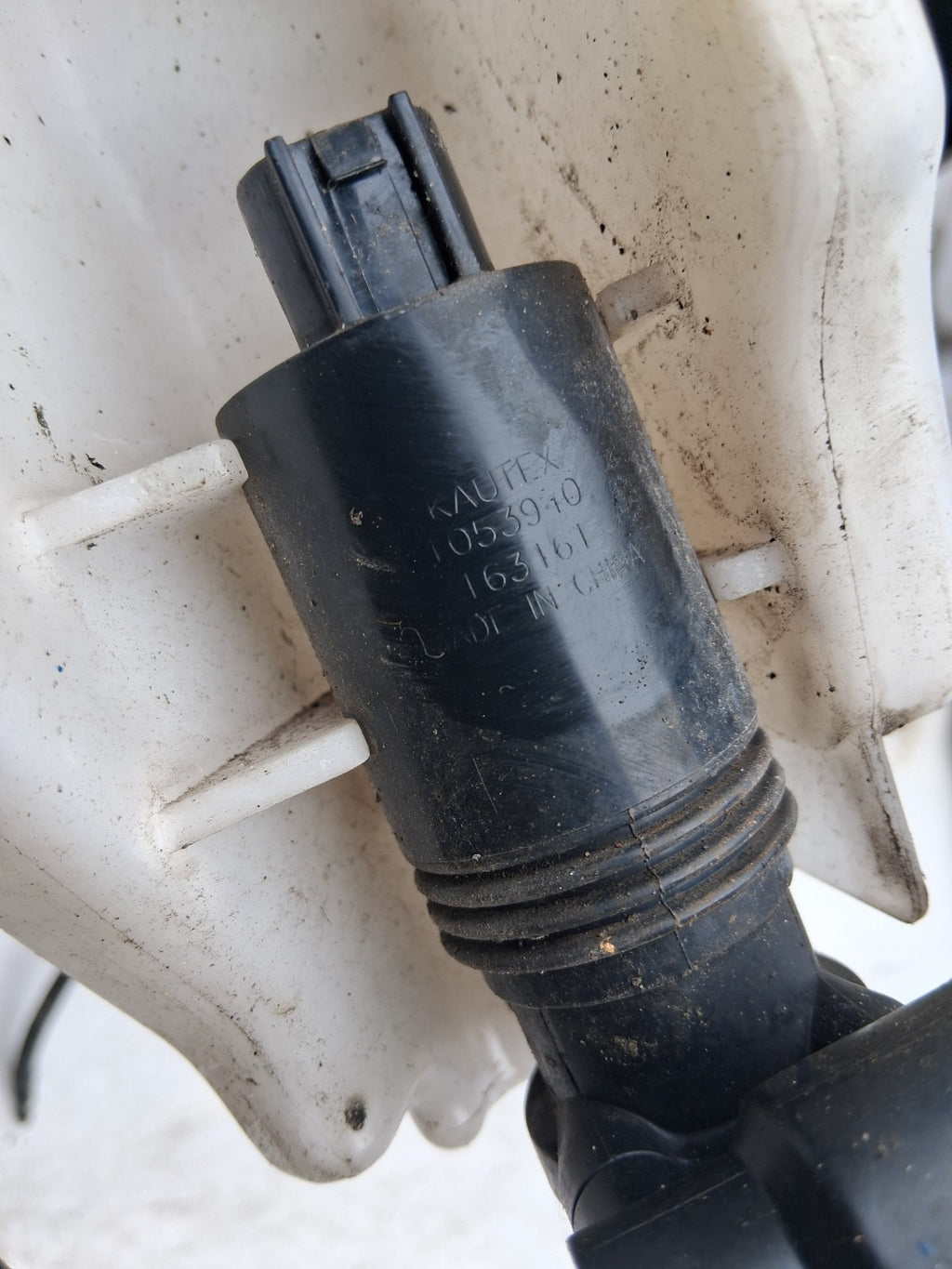 2016 NISSAN JUKE F15 FRONT WINDSCREEN WASHER BOTTLE RESERVOIR