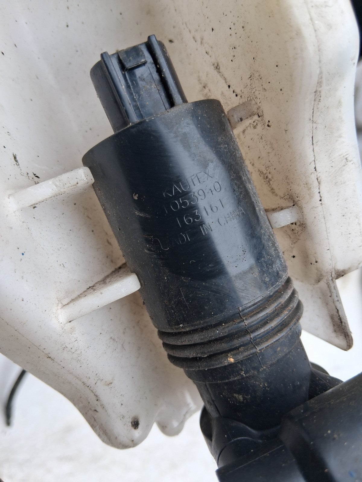 2016 NISSAN JUKE F15 FRONT WINDSCREEN WASHER BOTTLE RESERVOIR