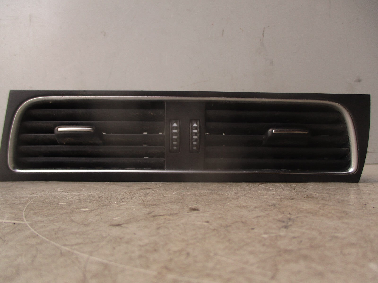 2011 AUDI A5 8T CENTRE DASHBOARD AIR VENT 8T2820951B