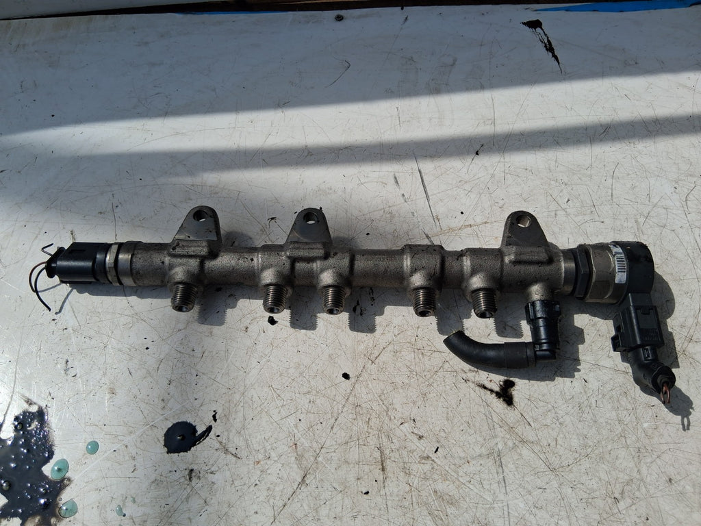 2018 BMW X1 F48 2.0 DIESEL INJECTOR FUEL RAIL