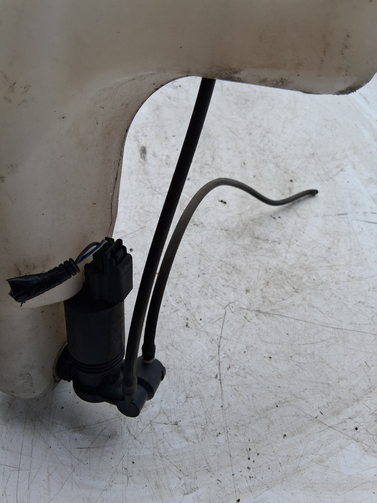 2014 FORD FIESTA MK7 FRONT WINDSCREEN WASHER BOTTLE TANK RESERVOIR