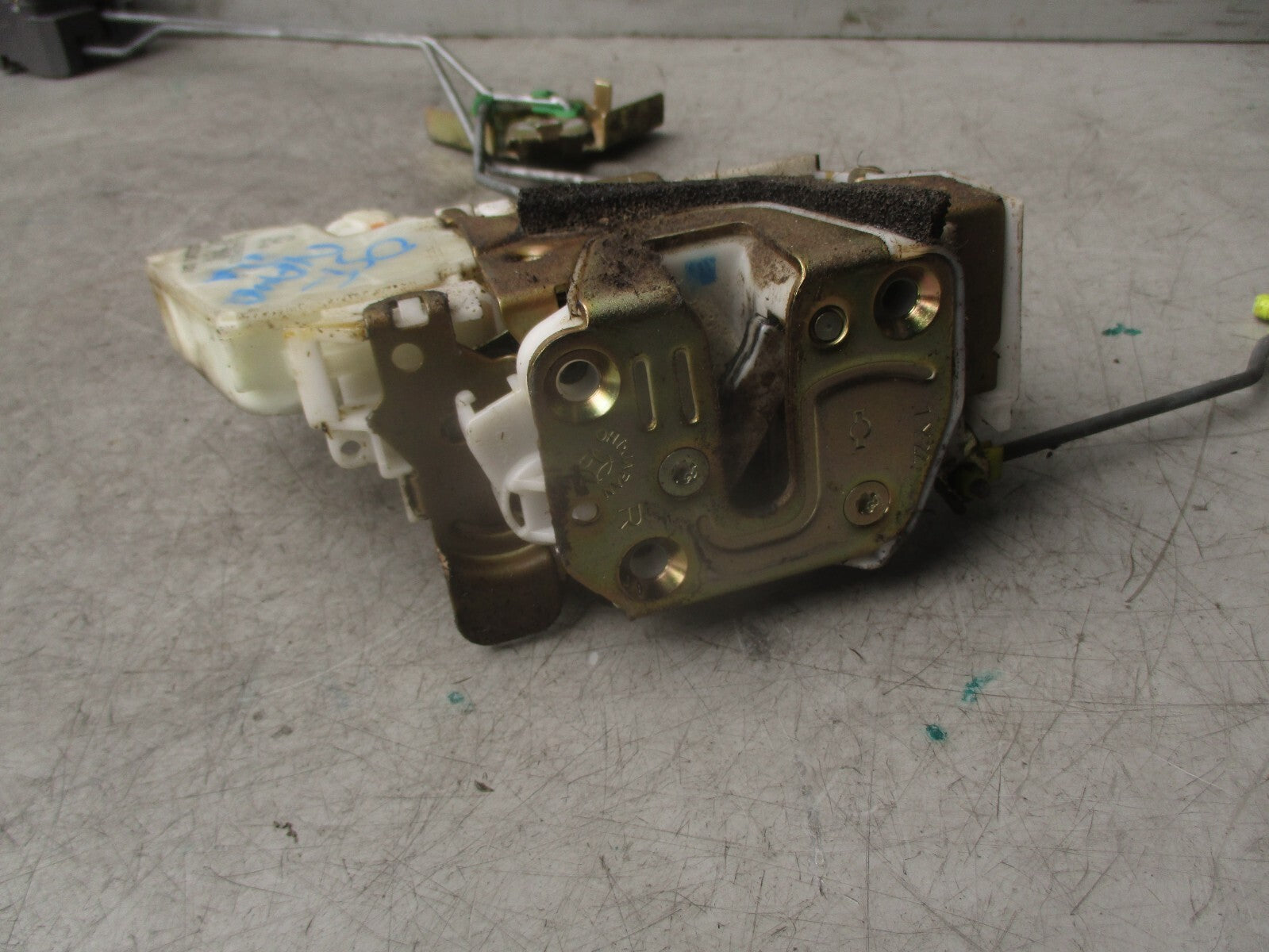 2002 NISSAN NAVARA D22 OSF DRIVER SIDE FRONT DOOR LOCK MECHANISM 805525P013