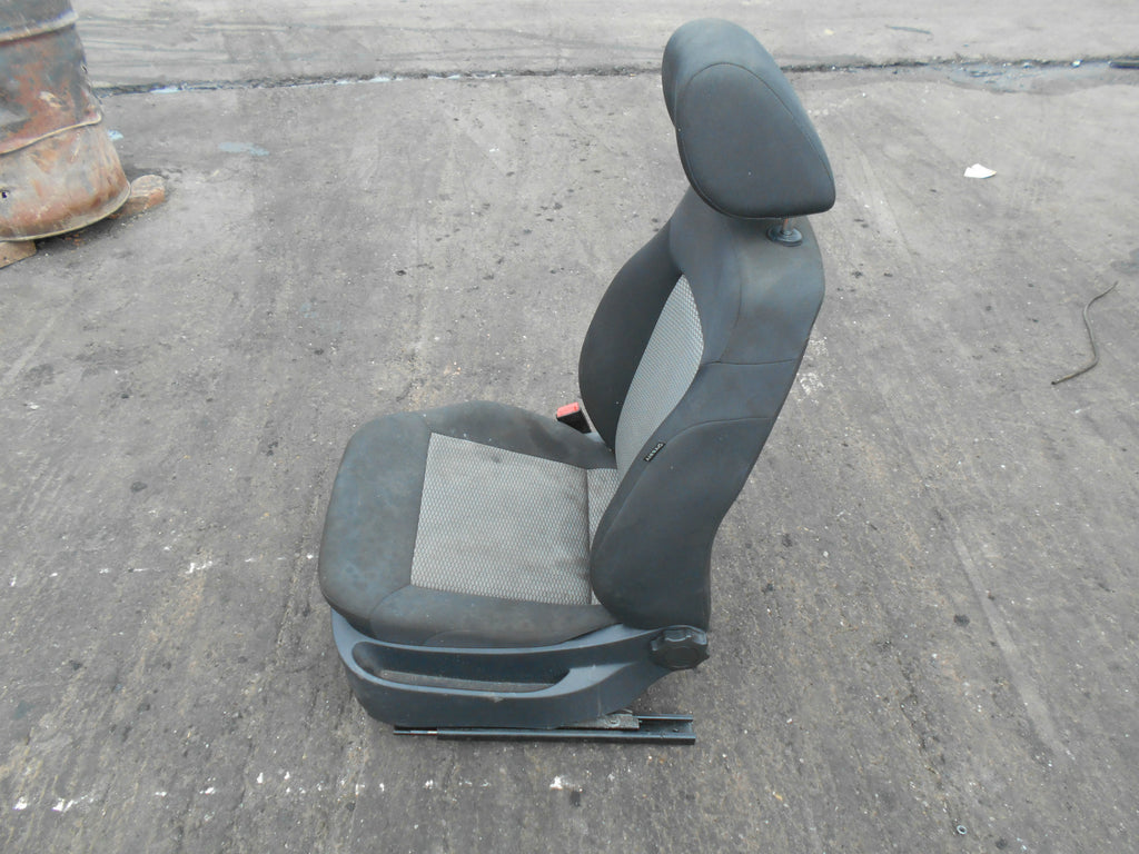VOLKSWAGEN VW POLO 6R 2012 5 DOOR NSF PASSENGER SIDE FRONT SEAT BLACK & GREY