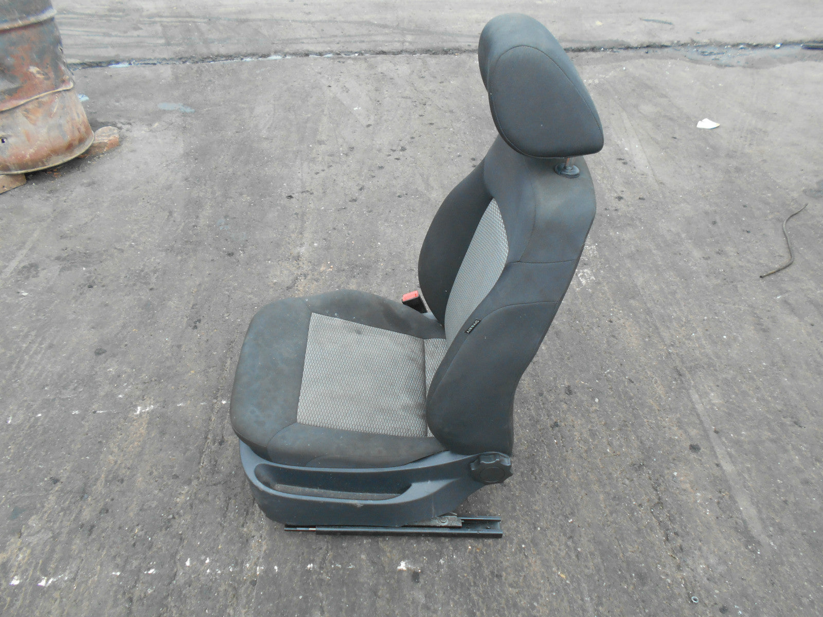VOLKSWAGEN VW POLO 6R 2012 5 DOOR NSF PASSENGER SIDE FRONT SEAT BLACK & GREY