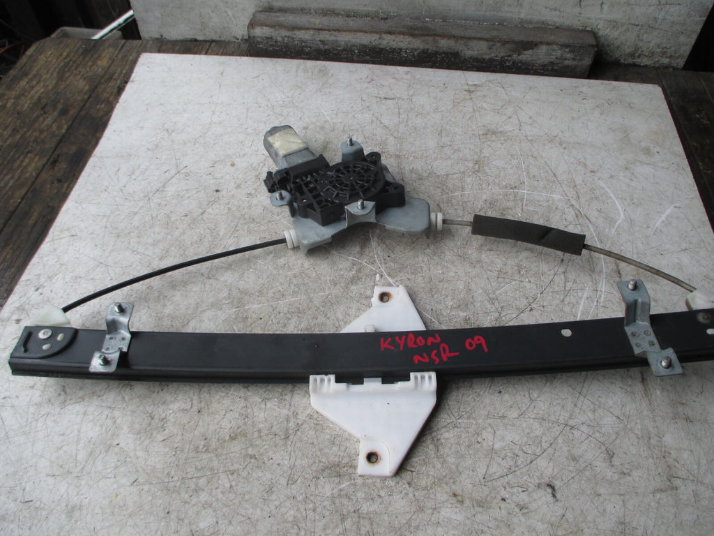 SSANGYONG KYRON 2009 2.0 DIESEL NSR PASSENGER SIDE WINDOW MOTOR REGULATOR