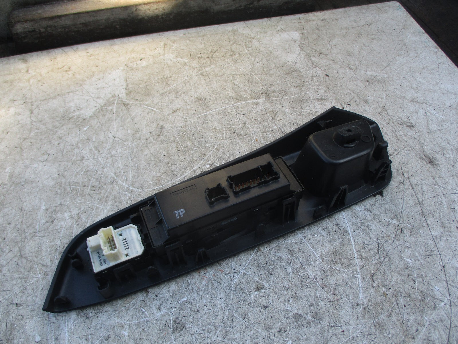 NISSAN MICRA K14 2019 OSF DRIVER SIDE FRONT WINDOW SWITCH 809605FF5E