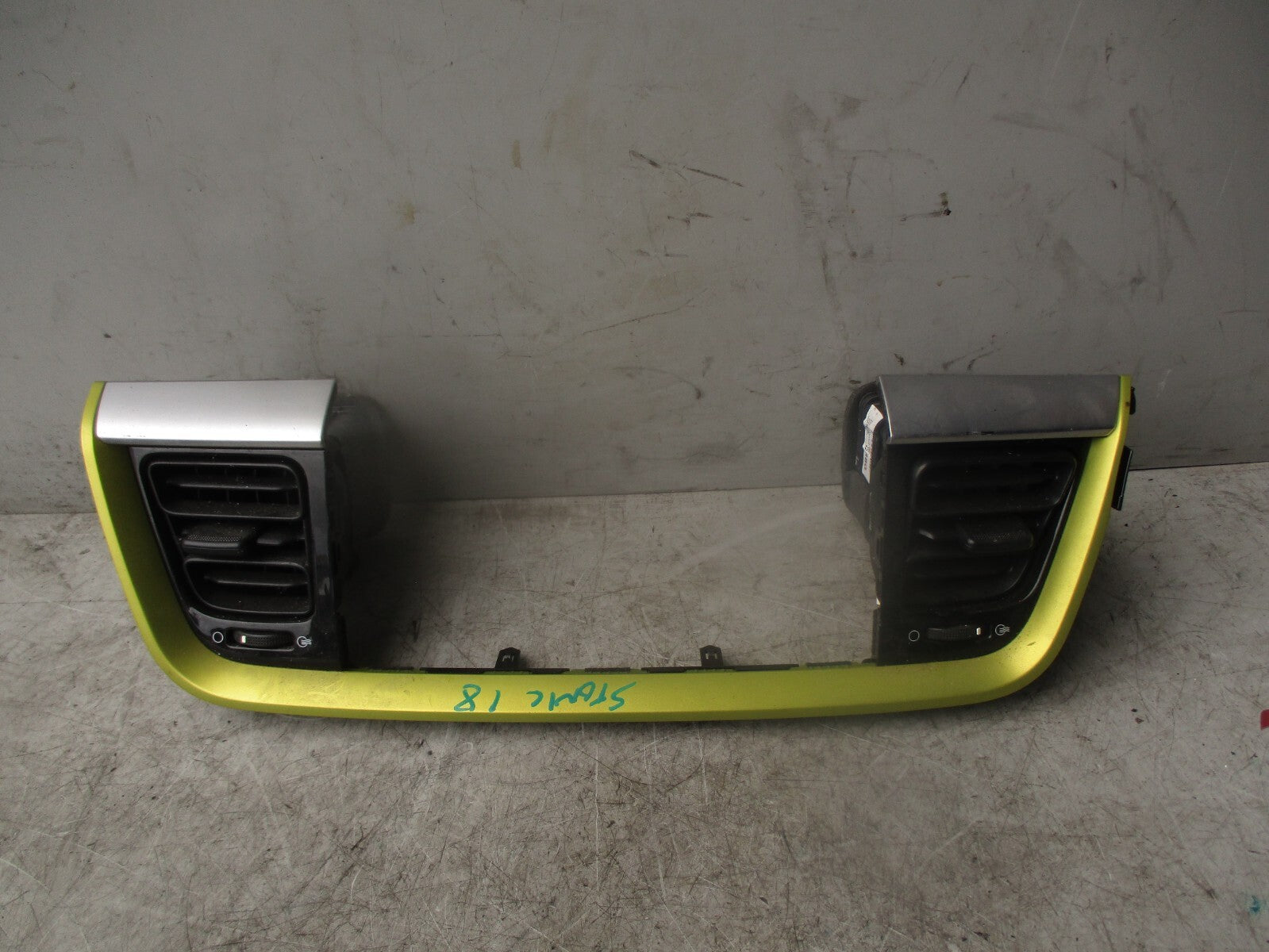 2018 KIA STONIC FRONT DASHBOARD RADIO SURROUND TRIM & AIR VENTS