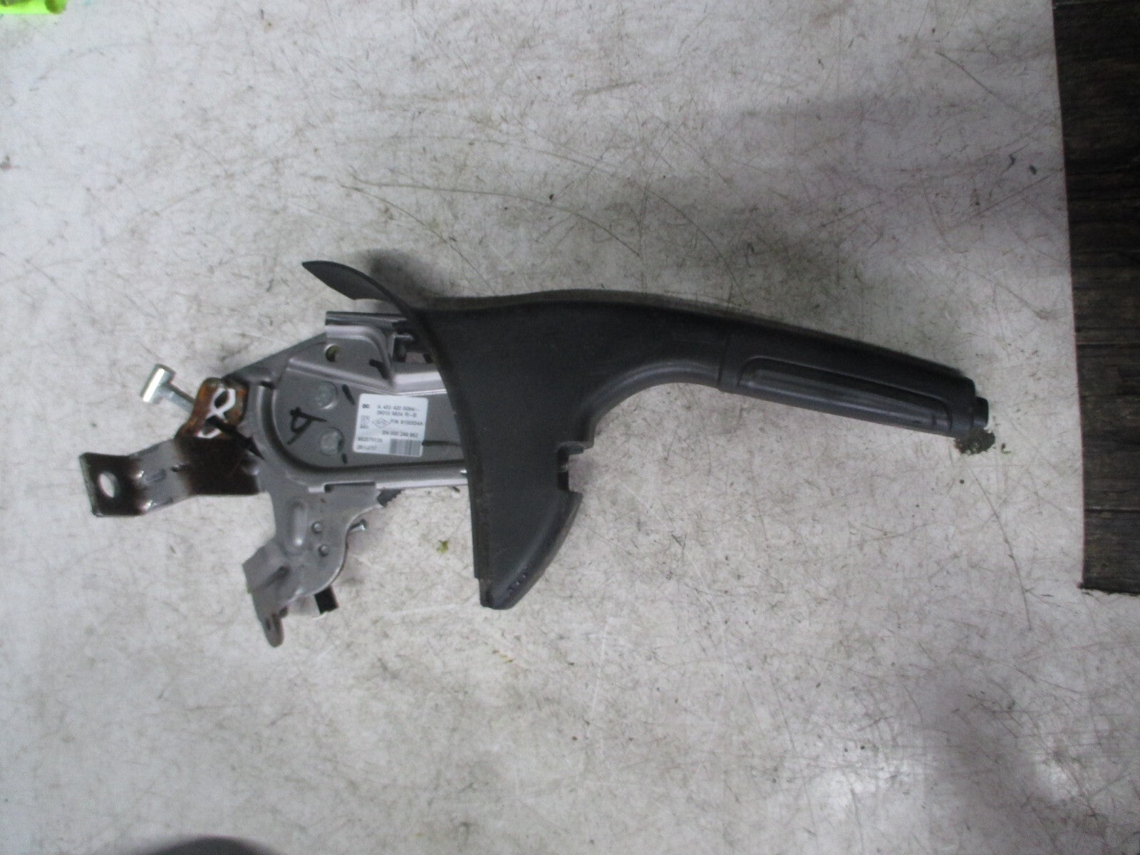 RENAULT TWINGO MK3 1.0 2017 HANDBRAKE LEVER A4534200084
