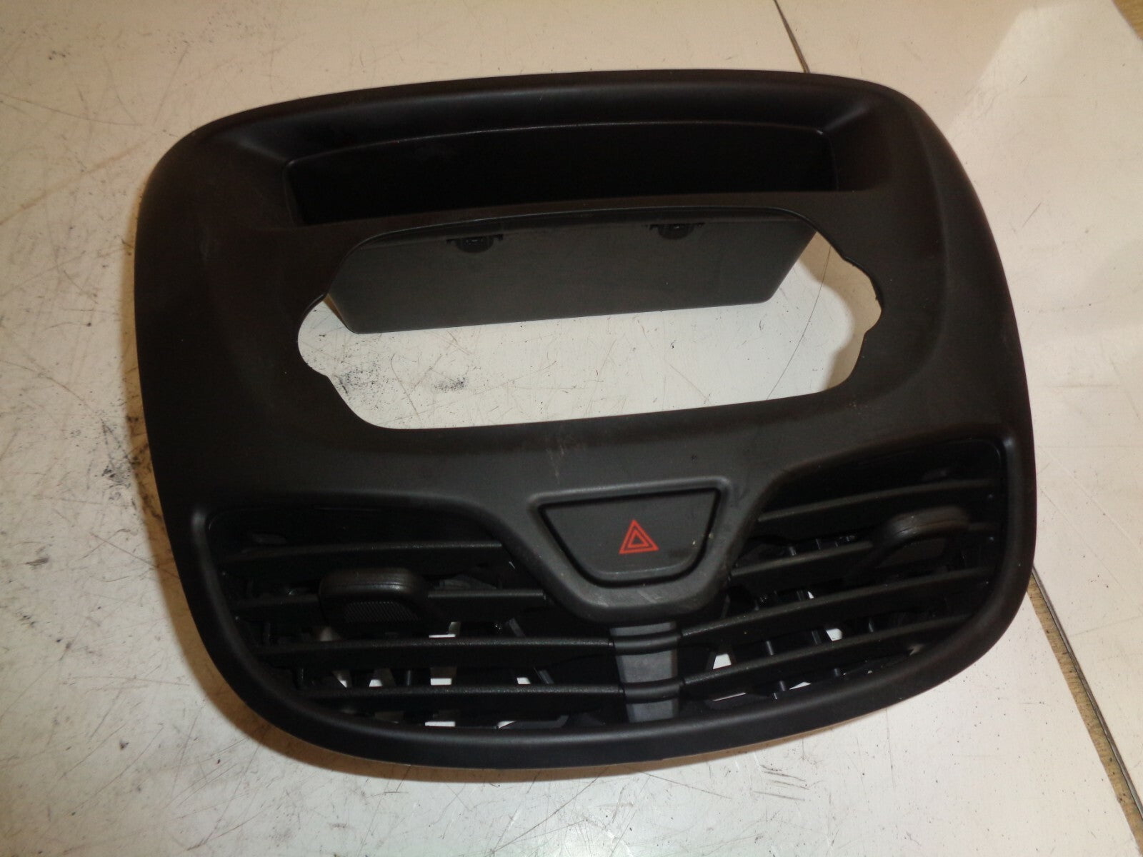 VAUXHALL VIVA 2017 RADIO SURROUND TRIM & AIR VENTS 94515816