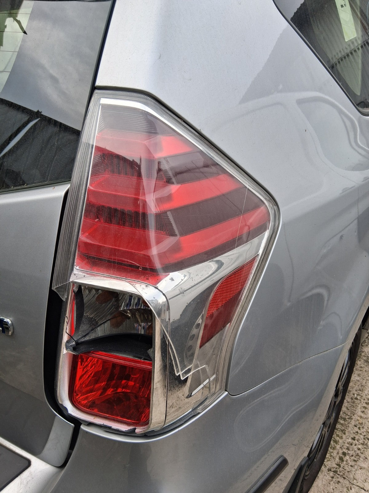 2018 TOYOTA PRIUS V PLUS XW40 OSR DRIVER SIDE REAR RIGHT TAIL LIGHT DAMAGED