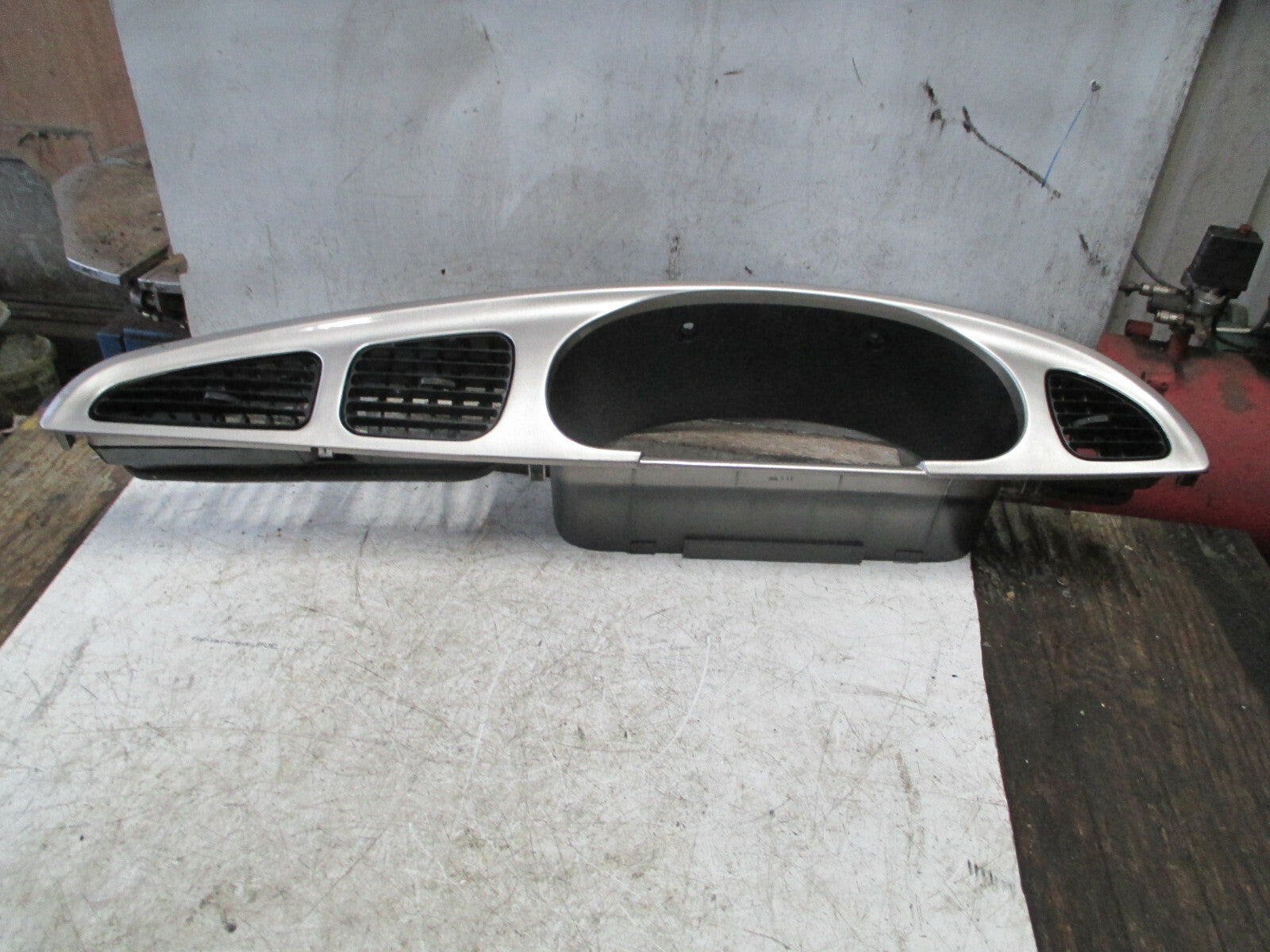 KIA SEDONA 2004 MK1 DASHBOARD SPEEDOMETER SURROUND UNIT 55E55420