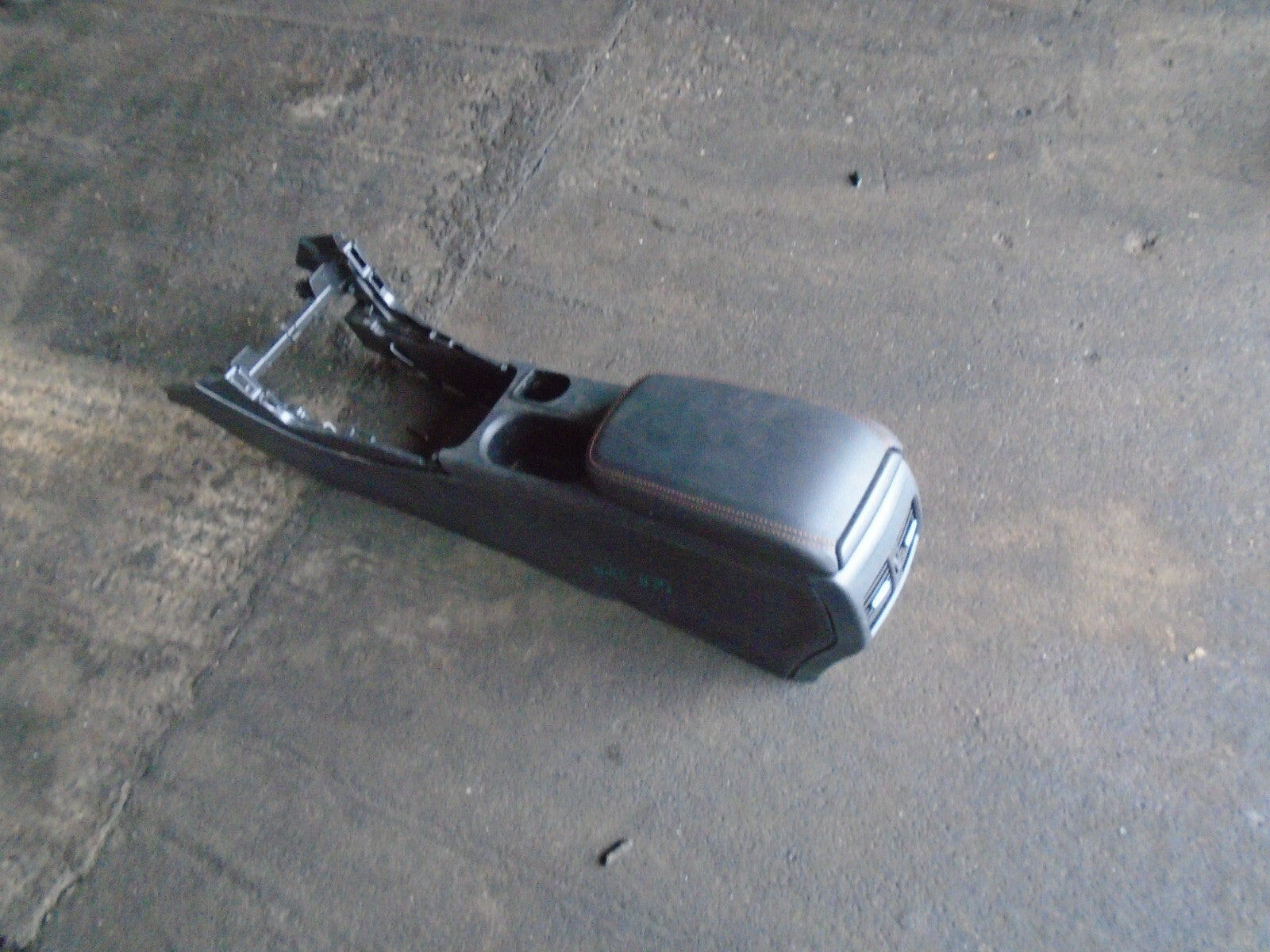 MERCEDES GLA MK1 X156 2019 CENTRE CONSOLE WITH ARM REST