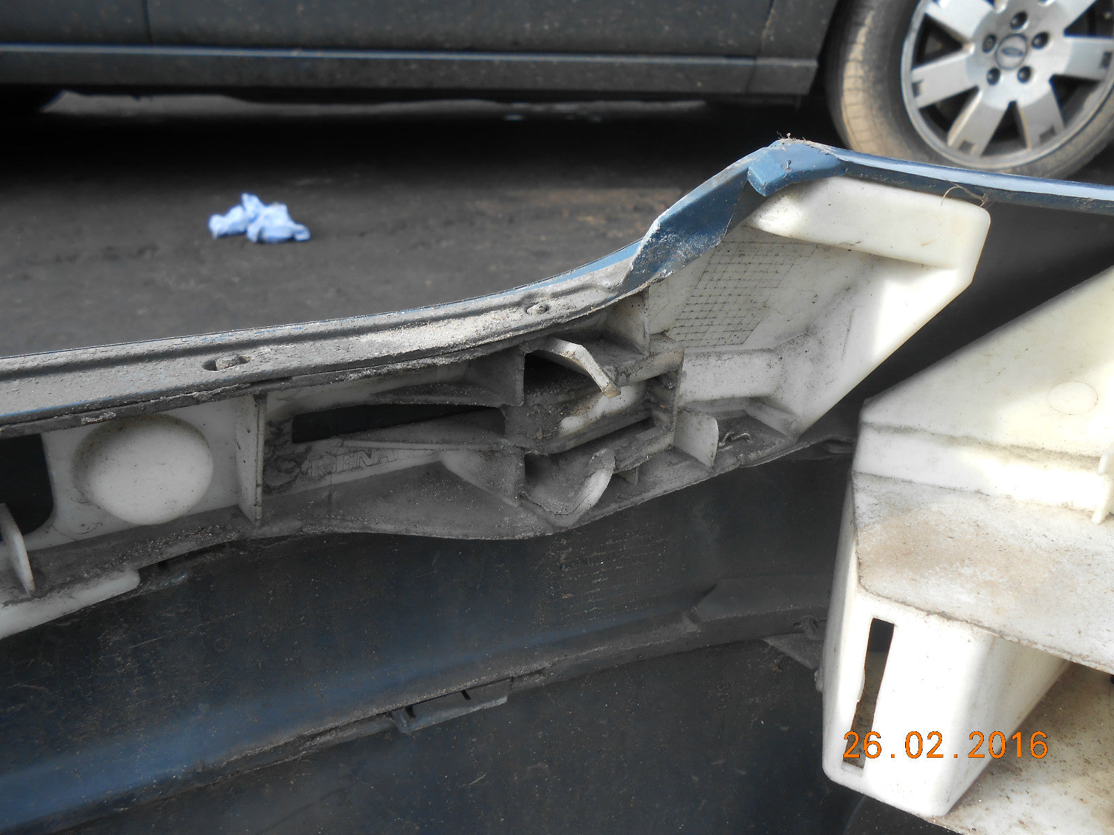RENAULT CLIO 1999 MK2 FRONT BUMPER WITH FOG LIGHTS IN BLUE GREEN