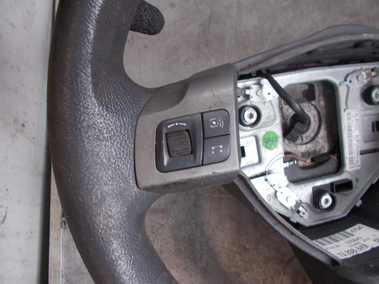 VAUXHALL VECTRA C STEERING WHEEL WITH STEREO CONTROLS. NO AIRBAG. 13208849