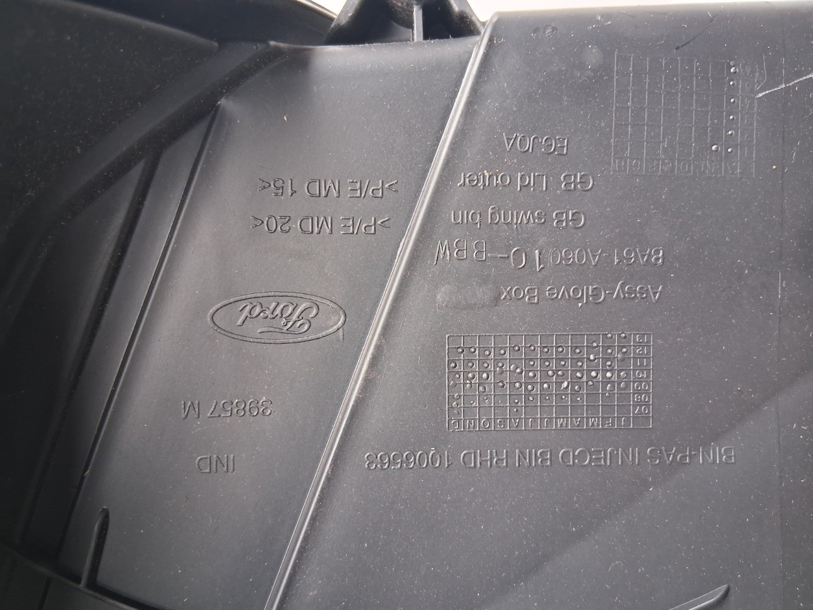 2014 FORD FIESTA MK7 FRONT DASHBOARD GLOVE BOX STORAGE COMPARTMENT BA61A06010
