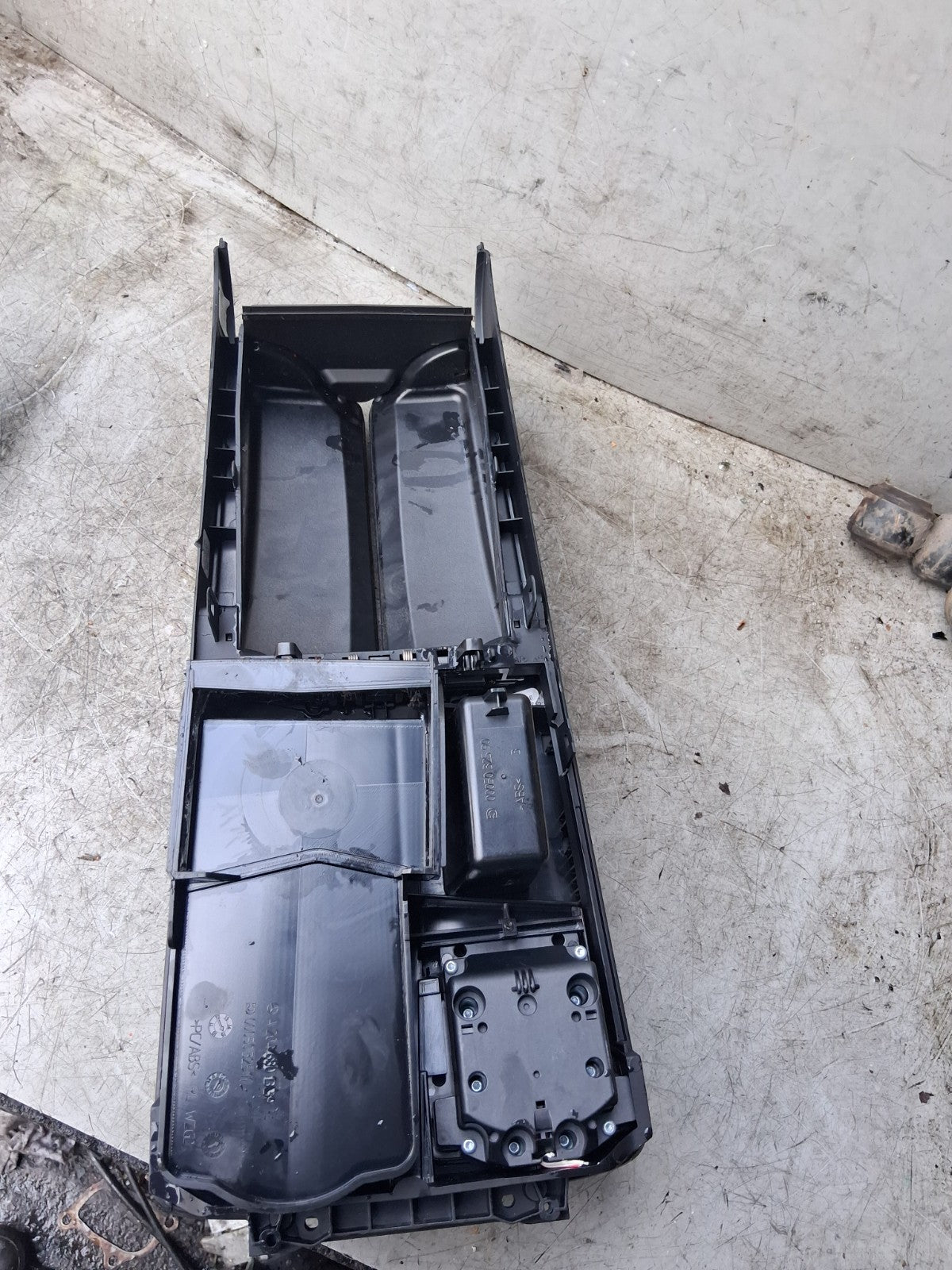 2015 MERCEDES-BENZ C-CLASS W204 CENTRE CONSOLE WITH ARM REST  A2046801339