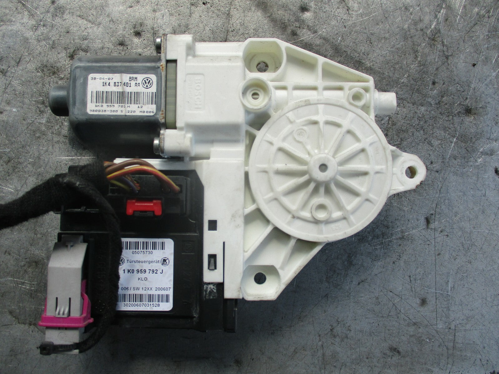 VW VOLKSWAGEN GOLF MK5 NSF NEAR PASSENGER SIDE FRONT WINDOW MOTOR 1K4837401AA