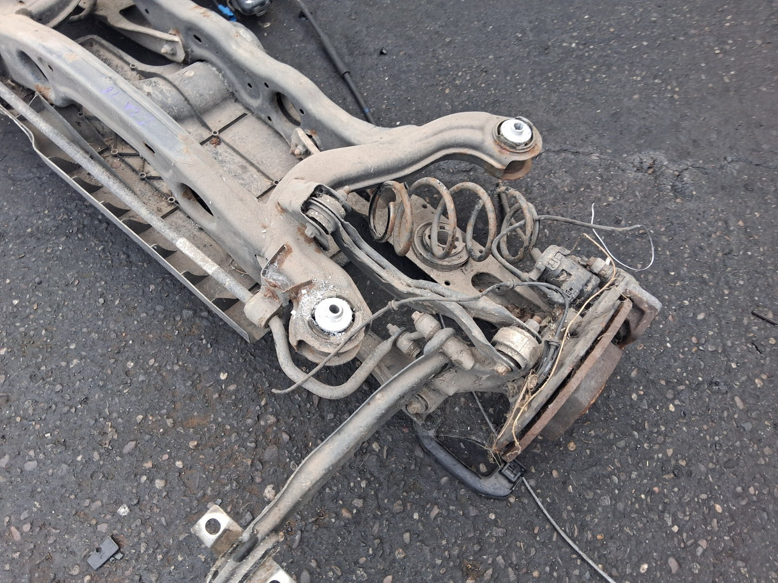 MERCEDES BENZ CLA 2016 C117 REAR COMPLETE AXLE DISCS TYPE ASSEMBLY