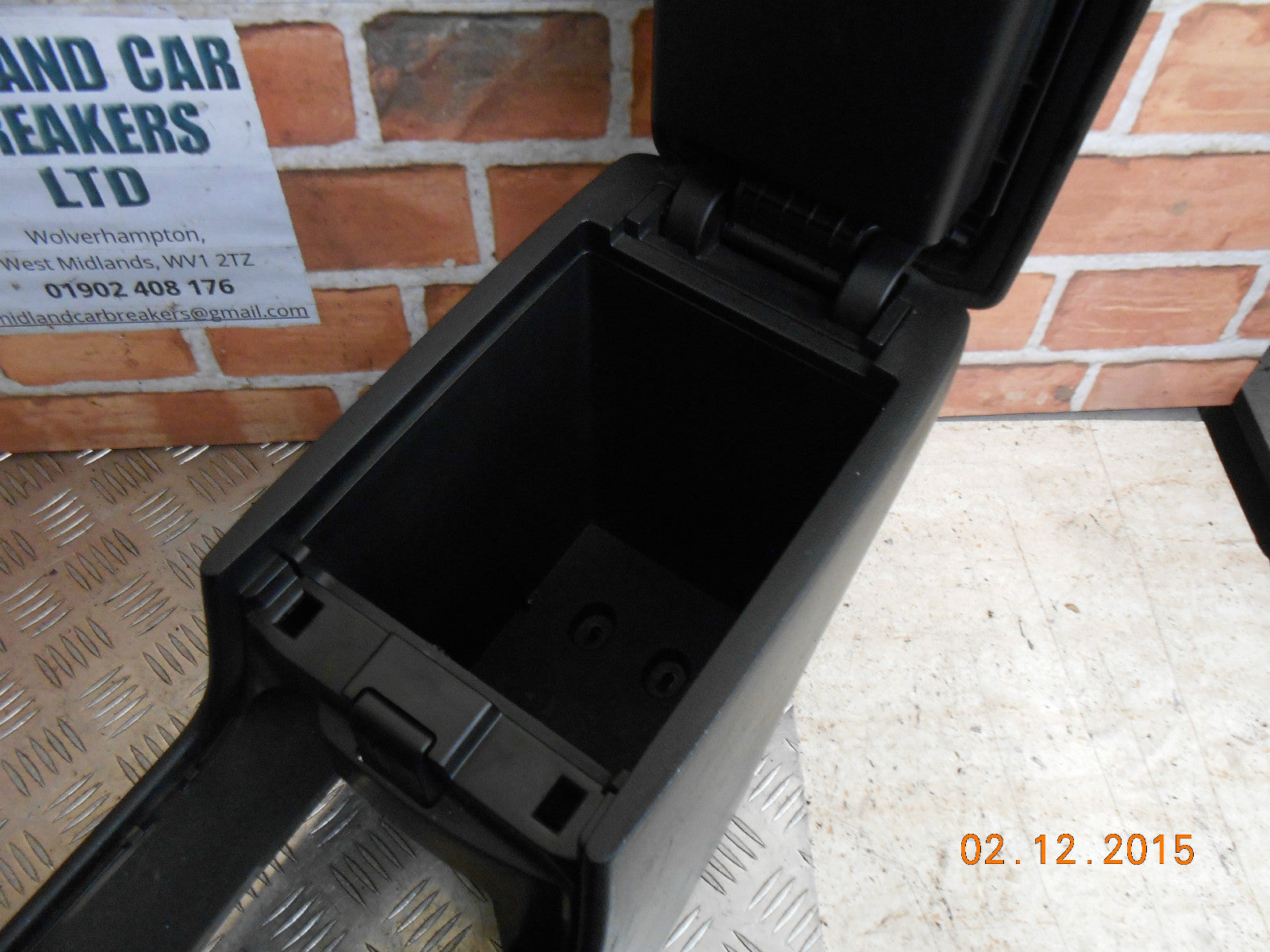 MAZDA 3 BK 2005 CENTRE CONSOLE ARMREST ARM REST STORAGE COMPARTMENT PLASTIC TRIM