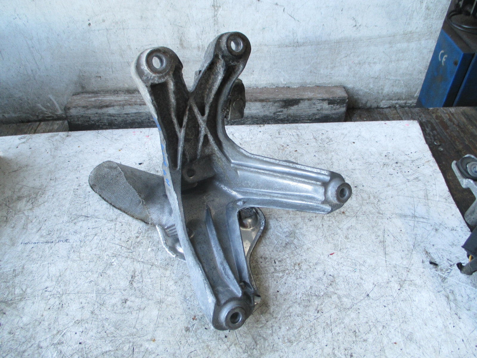 AUDI A4 B8 2014 2.0 DIESEL ENGINE MOUNT DRIVER SIDE 8K0199388AN