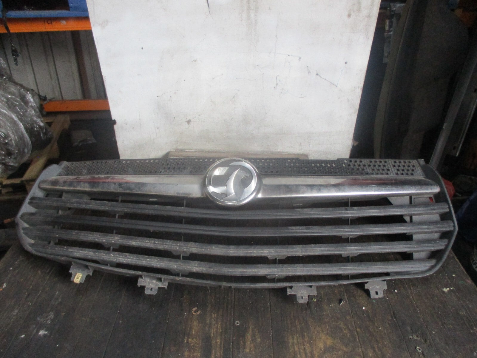 VAUXHALL VIVARO X82 MK2 2018 FRONT BUMPER RADIATOR GRILL BADGE