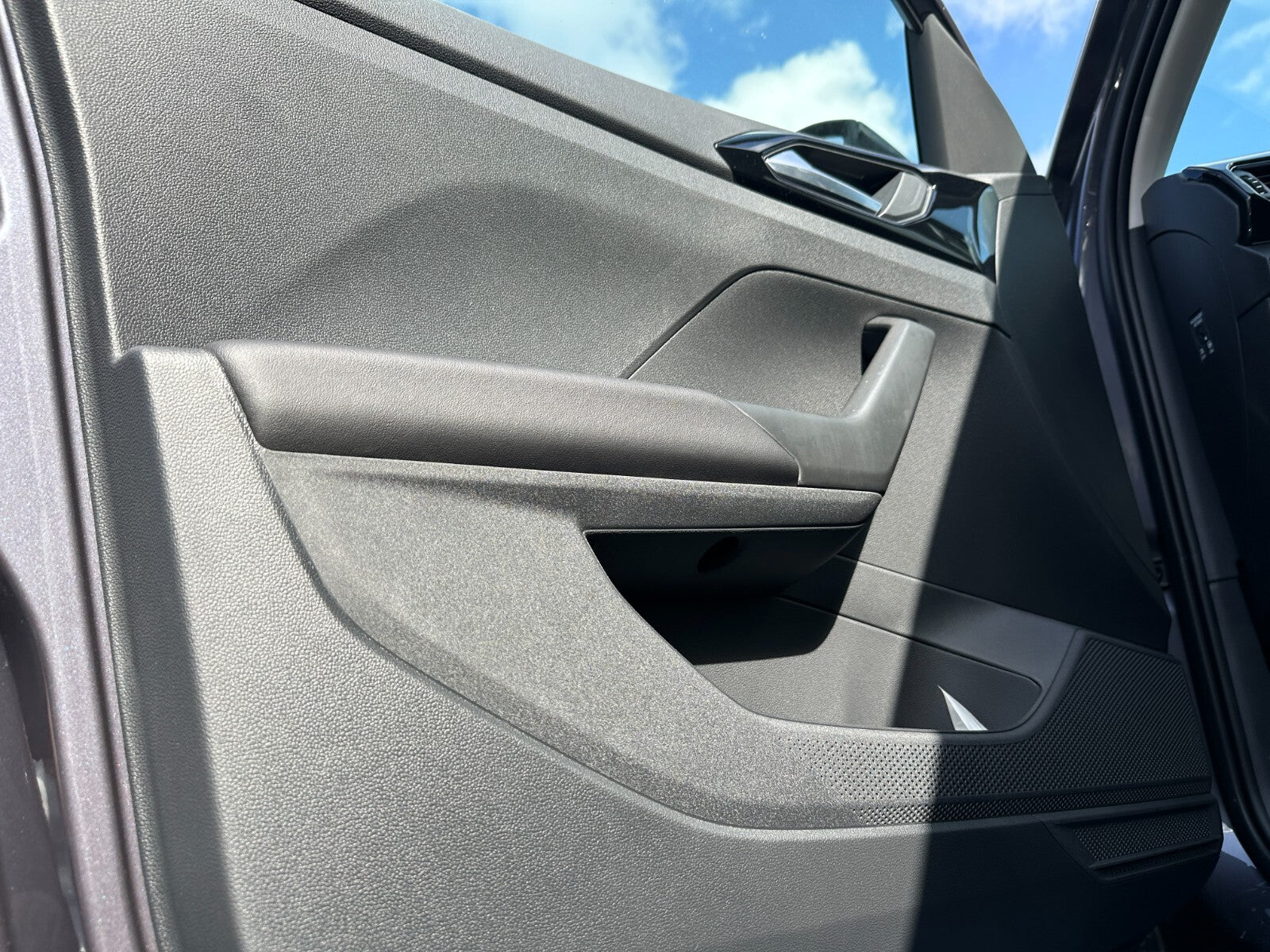 2023 VOLKSWAGEN T CROSS NSF PASSENGER SIDE FRONT DOOR CARD TRIM PANEL & SWITCH