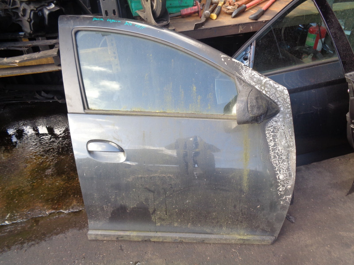 DACIA LOGAN 2016 OSF DRIVER SIDE FRONT COMPLETE DOOR DAMAGED