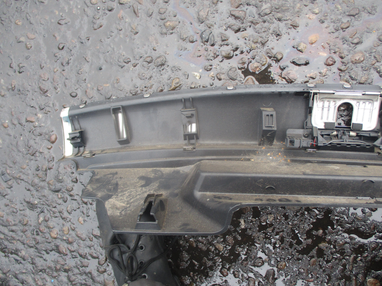 AUDI Q5 8R 2014 REAR TAILGATE BOOT CHROME TRIM 8R0864513C