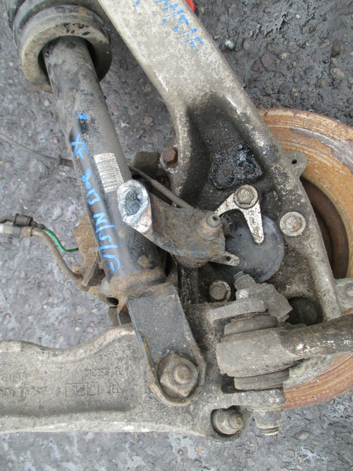 JAGUAR XF 2013 NSF PASSENGER SIDE FRONT BRAKE DISC CALIPER HUB SUPPORT ARM