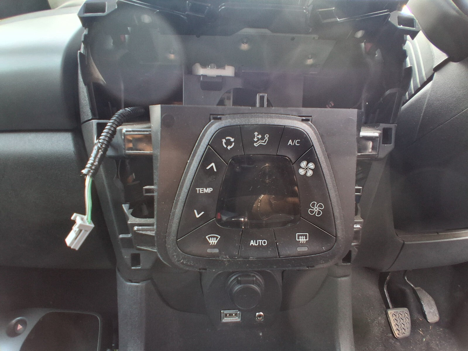 2020 TOYOTA AYGO MK2 HEATER AC CLIMATE CONTROL SWITCH PANEL