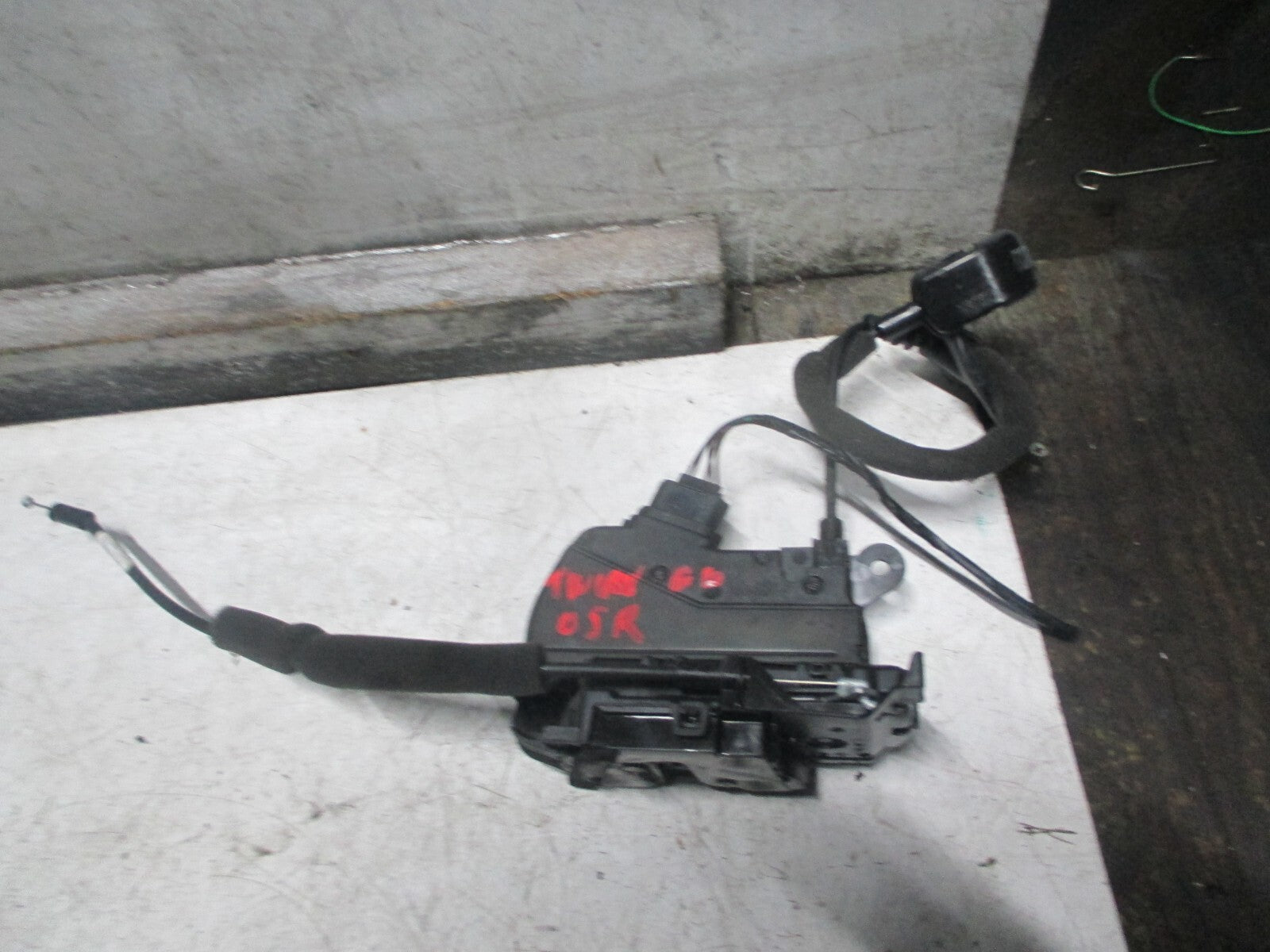 RENAULT TWINGO MK3 2017 OSR DRIVER SIDE REAR DOOR LOCK MECHANISM 825020351R